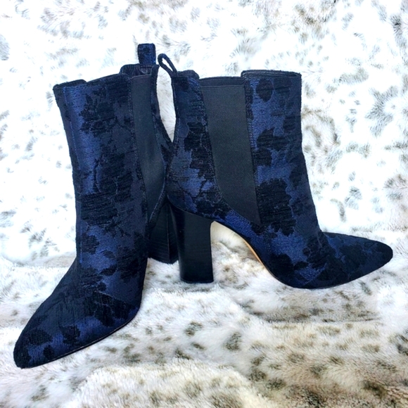 VINCE CAMUTO Britsy Ankle Boot - Picture 3 of 7